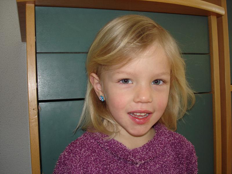 DSC03762.JPG - Sara vor dem Coiffeur